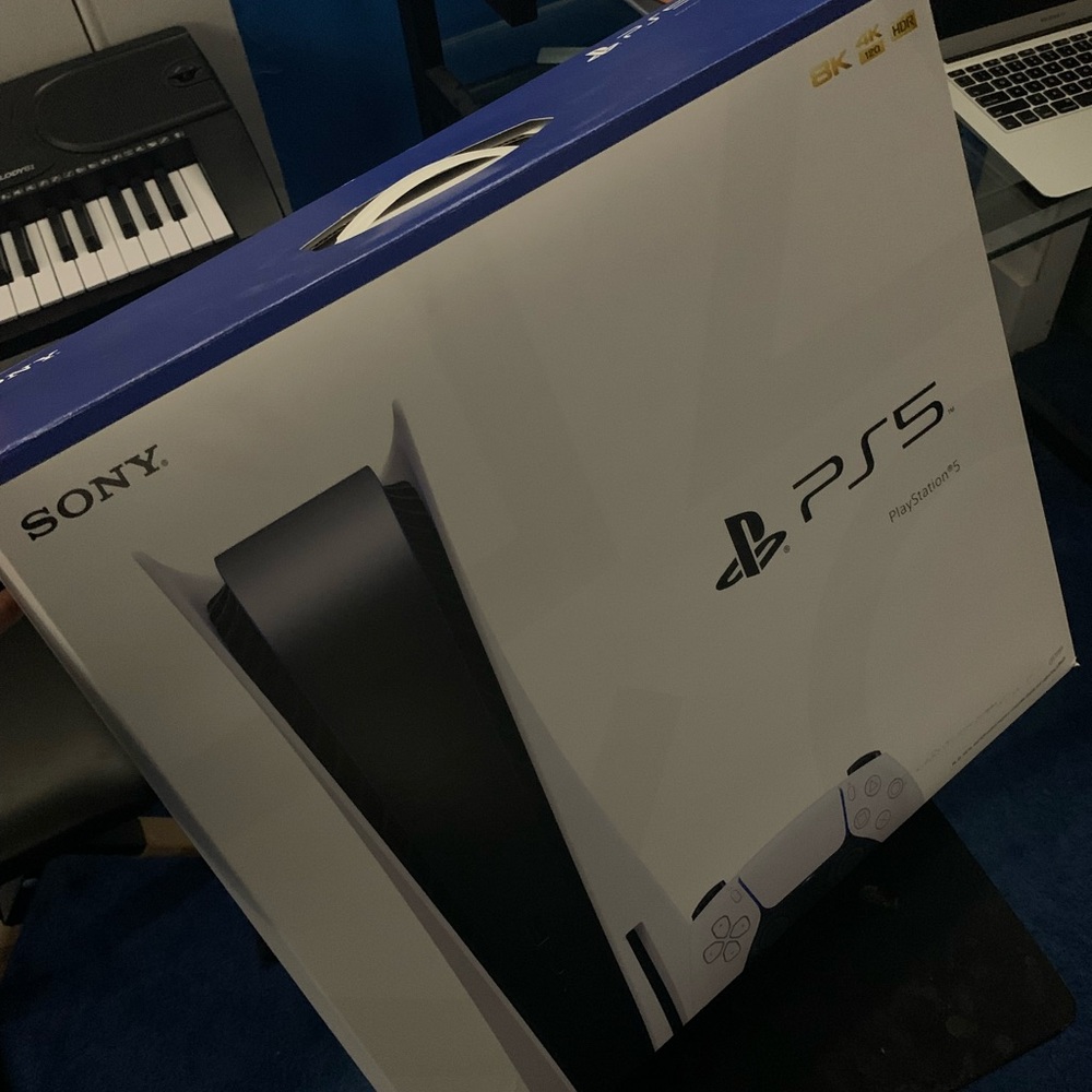 PS5 - Picture 2 of 3